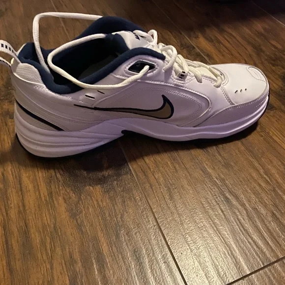 Authentic Nike Men”s Sneakers size11 NWOT - Picture 5 of 11